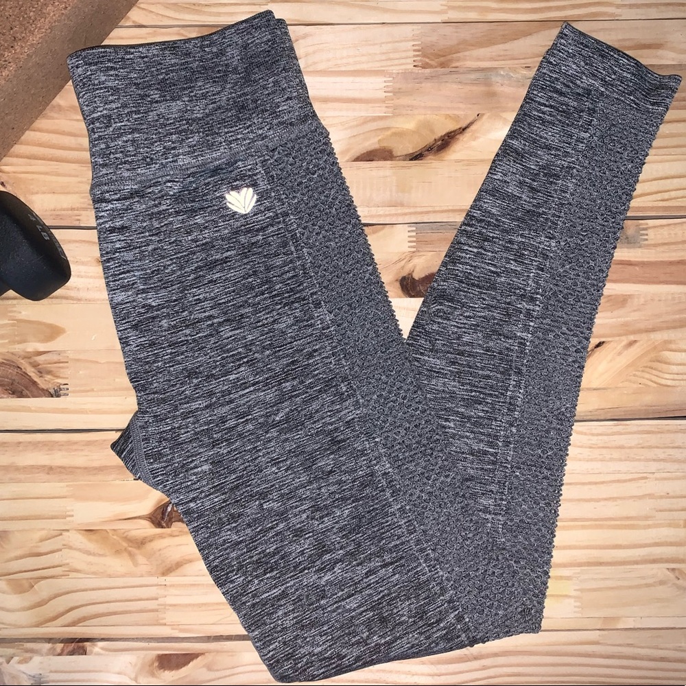 FOREVER21• small• high waist leggings w open side